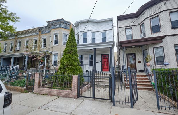 Exterior, Facade, Rowhouse
