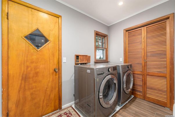 Interior, Recessed Lighting, Washer, Wood Texture Flooring