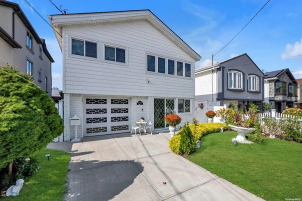 Attached, Exterior, Facade, Farmhouse