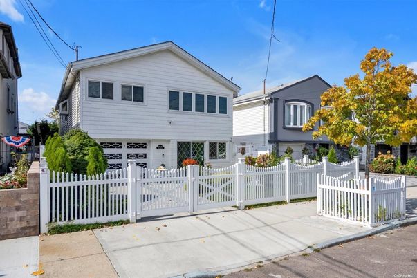 Attached, Exterior, Facade, Queen Anne Victorian