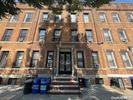 Exterior, Facade, Brick Facade, Rowhouse
