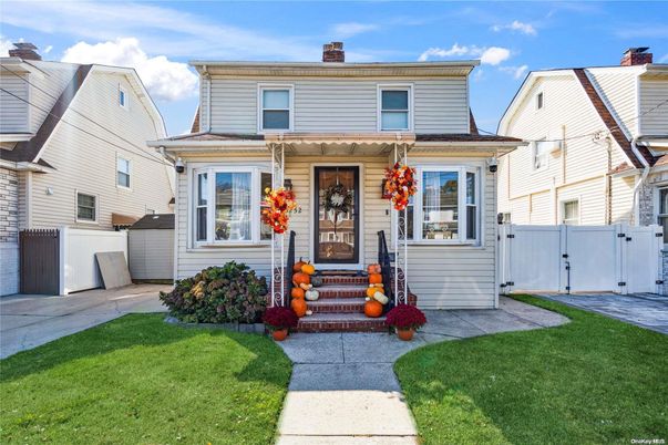 Exterior, Facade, American Foursquare