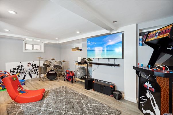 Fitness Equipment, Interior, Recessed Lighting, Wood Texture Flooring
