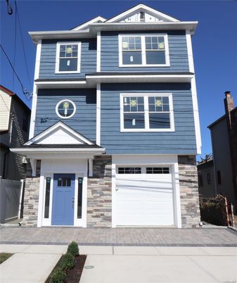 Attached, Exterior, Facade, American Craftsman