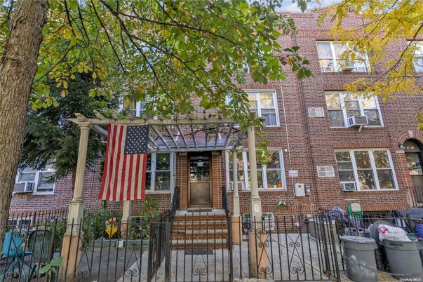 Exterior, Facade, Brick Facade, Rowhouse