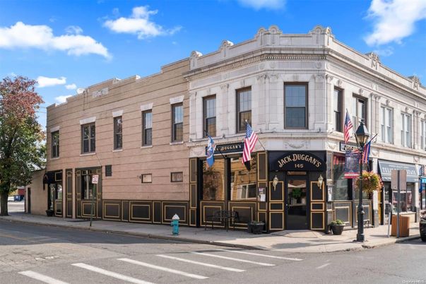 Exterior, Facade, Rowhouse