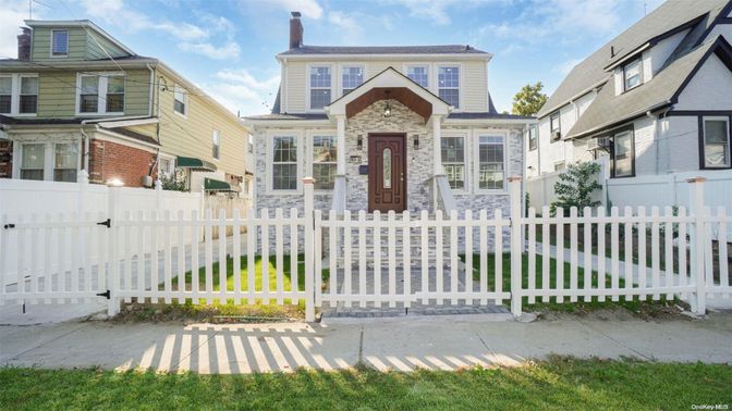 Exterior, Facade, Queen Anne Victorian