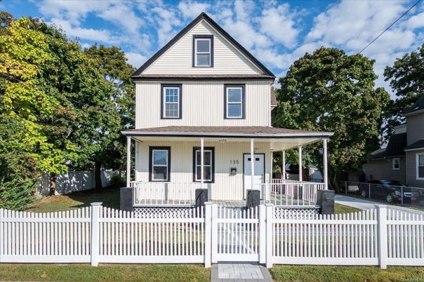 Exterior, Facade, Queen Anne Victorian