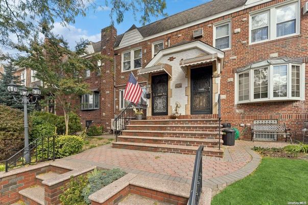 Exterior, Facade, Brick Facade, Rowhouse