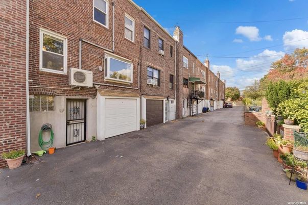 Attached, Exterior, Facade, Brick Facade, Rowhouse