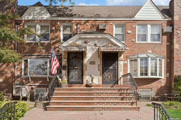 Exterior, Facade, Brick Facade, Rowhouse