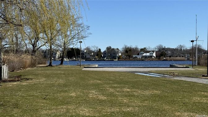 Exterior, Lake