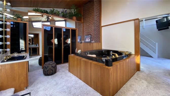 Hot Tub, Interior
