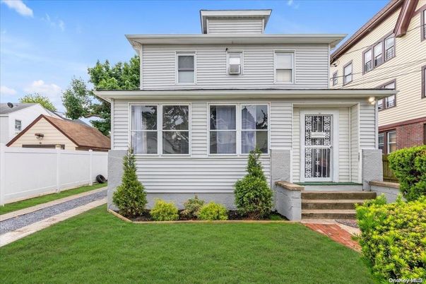 Exterior, Facade, American Foursquare