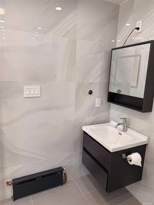 Bathroom, Interior, Recessed Lighting