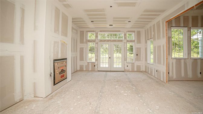 Empty room, Interior