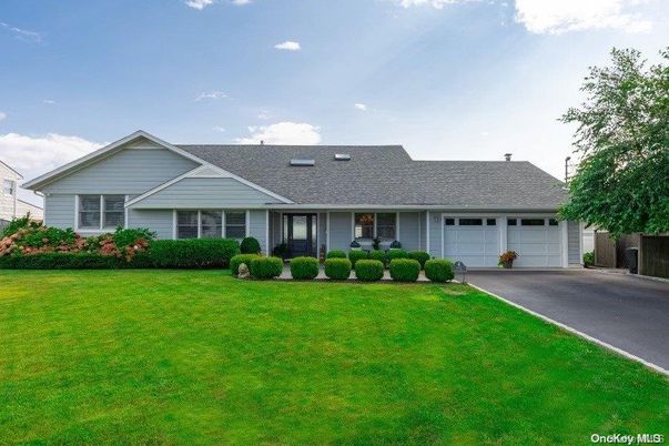 Attached, Exterior, Facade, Ranch