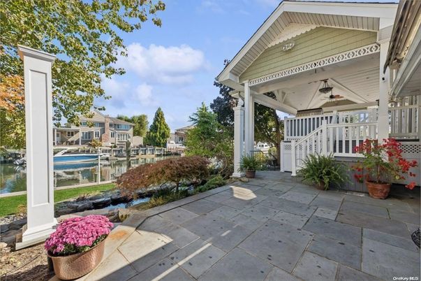 Exterior, Lake