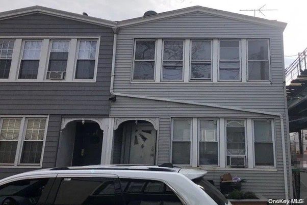 Exterior, Facade, Rowhouse