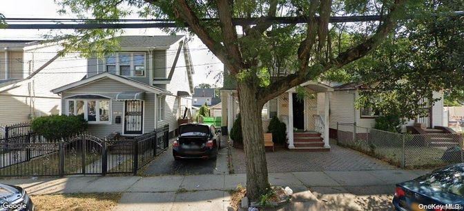 Exterior, Facade, American Foursquare