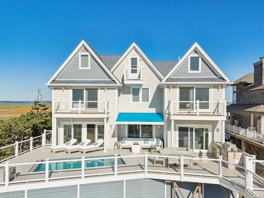 Exterior, Facade, Pool, Queen Anne Victorian