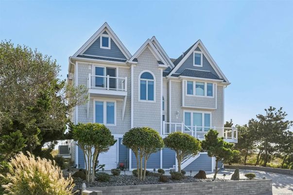 Attached, Exterior, Facade, Queen Anne Victorian