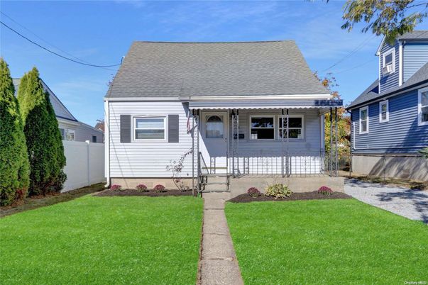 Exterior, Facade, Cape Cod