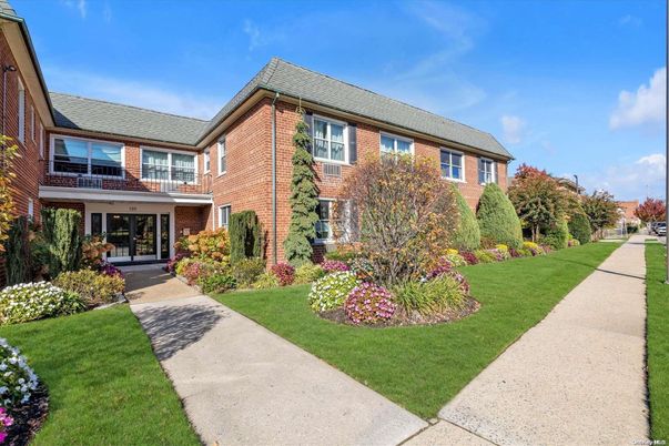 Exterior, Facade, Brick Facade, Brick Traditional