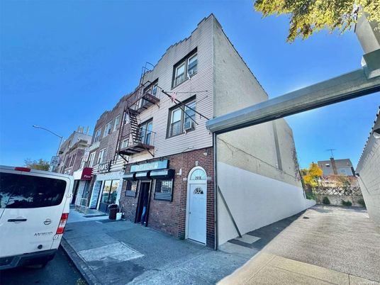 Exterior, Facade, Brick Facade, Rowhouse