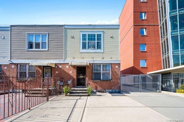 Exterior, Facade, Brick Facade, Rowhouse