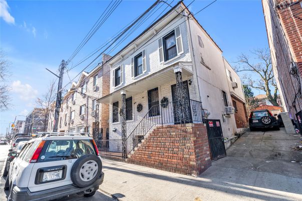 Exterior, Facade, Brick Facade, Rowhouse
