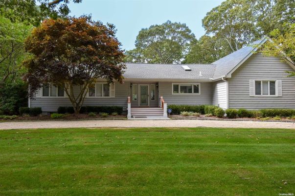 Exterior, Facade, Ranch