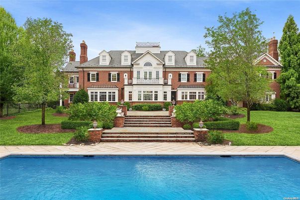 Exterior, Facade, Brick Facade, Pool, Georgian