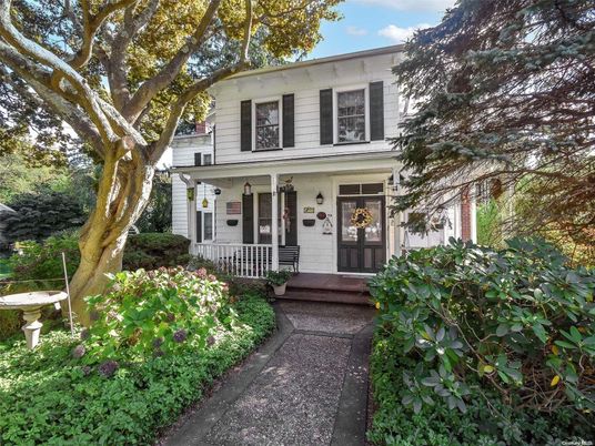 Exterior, Facade, American Foursquare