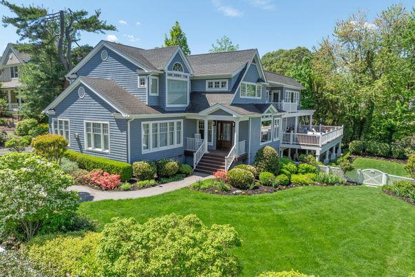 Exterior, Facade, Queen Anne Victorian