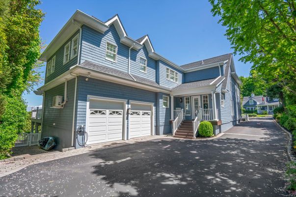 Attached, Exterior, Facade, Queen Anne Victorian
