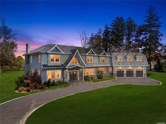 Attached, Exterior, Facade, Queen Anne Victorian