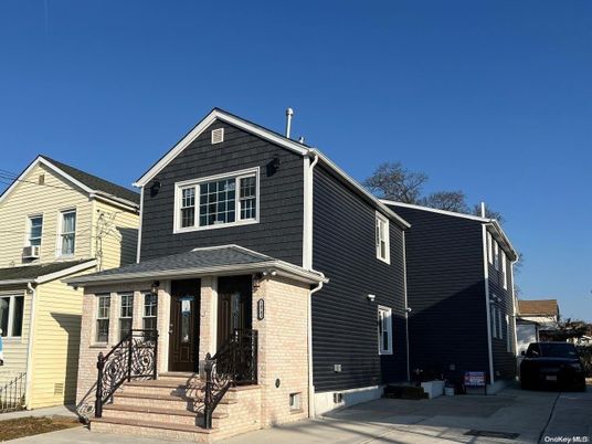 Exterior, Facade, Brick Facade, American Craftsman