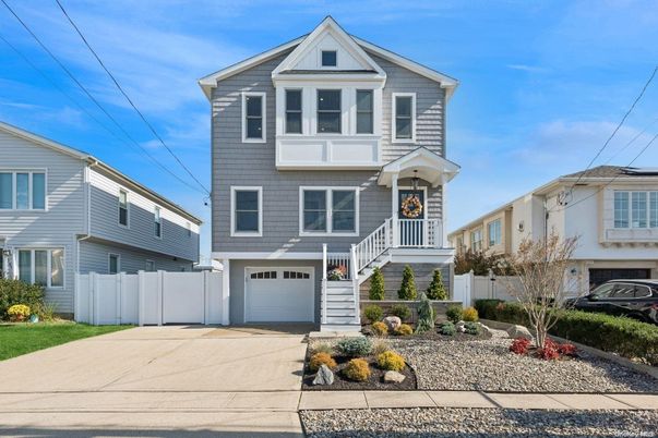 Attached, Exterior, Facade, Queen Anne Victorian