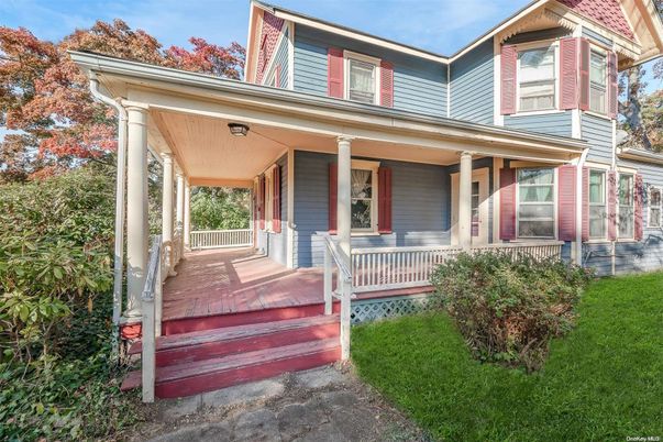 Exterior, Facade, Queen Anne Victorian