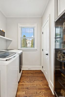 Interior, Washer, Wood Texture Flooring