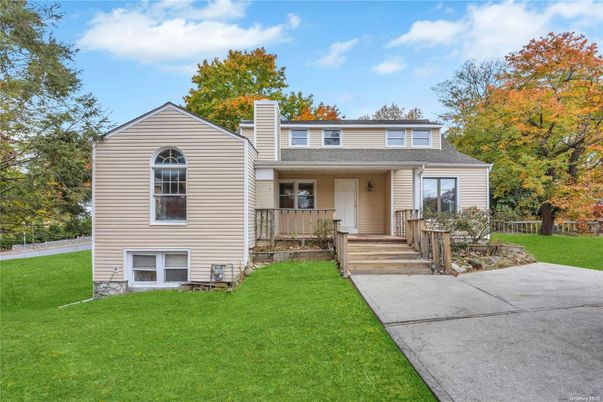 Exterior, Facade, Raised Ranch