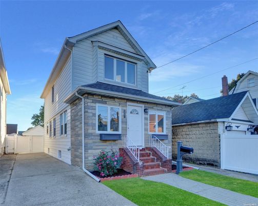 Exterior, Facade, Queen Anne Victorian