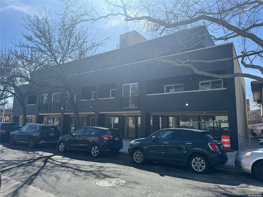 Exterior, Facade, Rowhouse