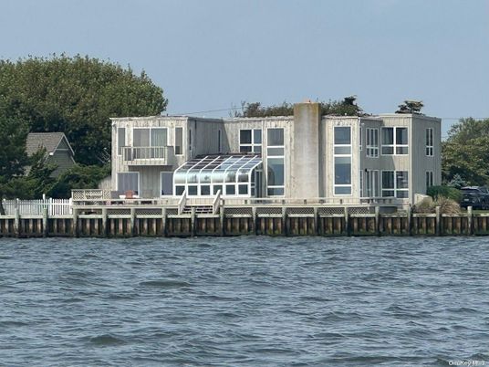 Exterior, Lake