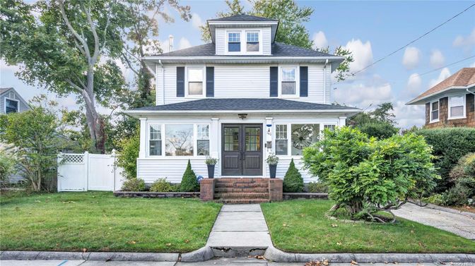 Exterior, Facade, American Foursquare