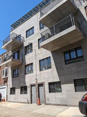 Exterior, Facade, Modern