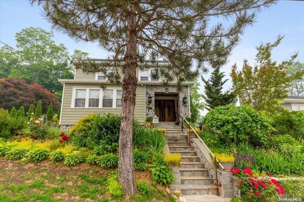 Exterior, Facade, American Foursquare