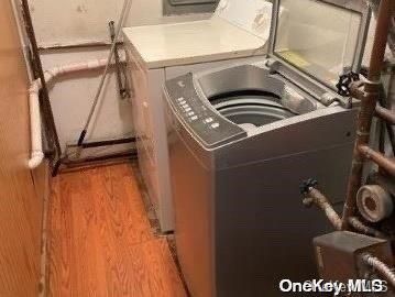 Interior, Washer, Wood Texture Flooring