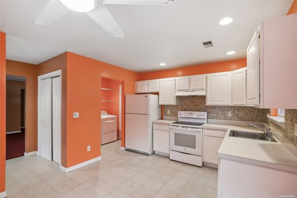 Interior, Kitchen, Recessed Lighting, Washer